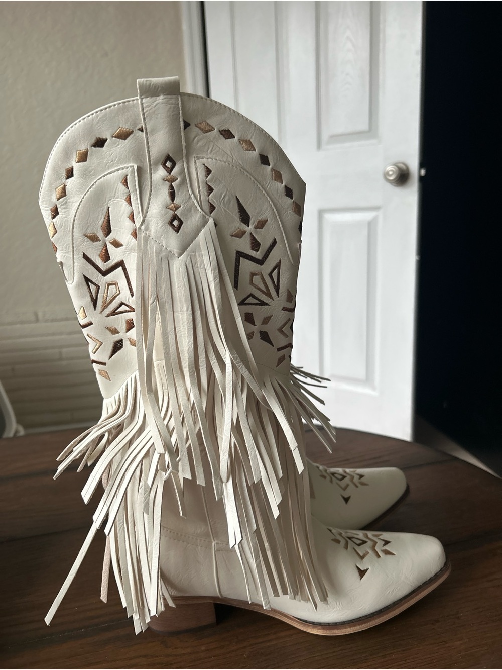 Women’s Fringe White Western Boots size 9.5
